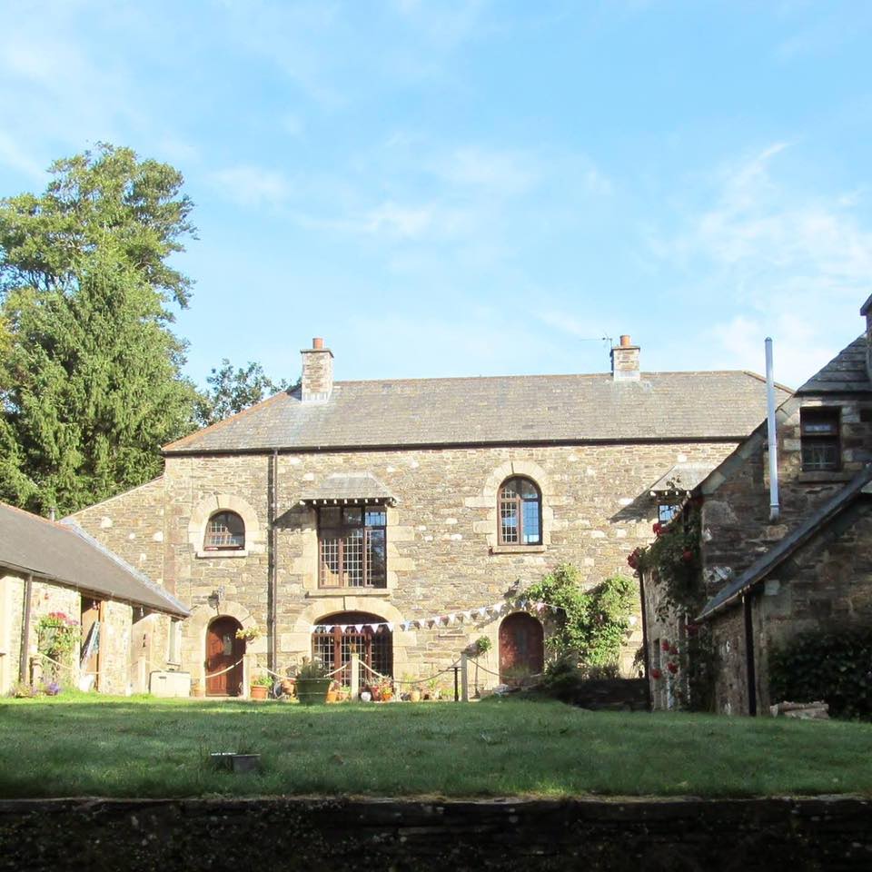 Pennywort Mill is a friendly smallholding with two cosy family cottages. Dog-friendly, relaxed and full of charm — say hello to our animals, explore the countryside and enjoy space to play, rest and unwind.🌿🌱🐾